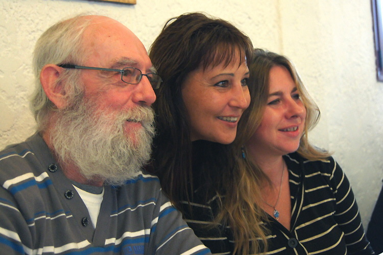 Willy, Ana und Laina auf dem Ausflug nach Drosia am 5. Januar 2014